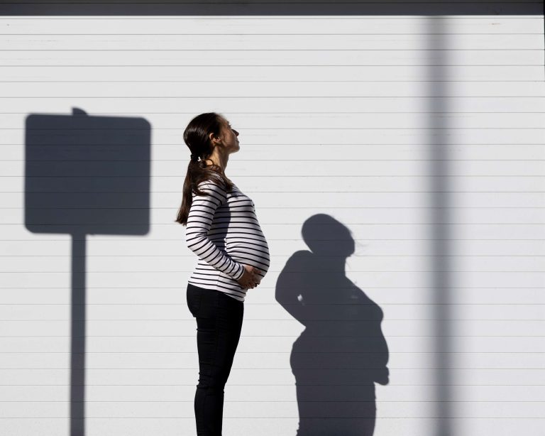 Fotografía de una mujer embarazada hecha por el fotógrafo de retratos