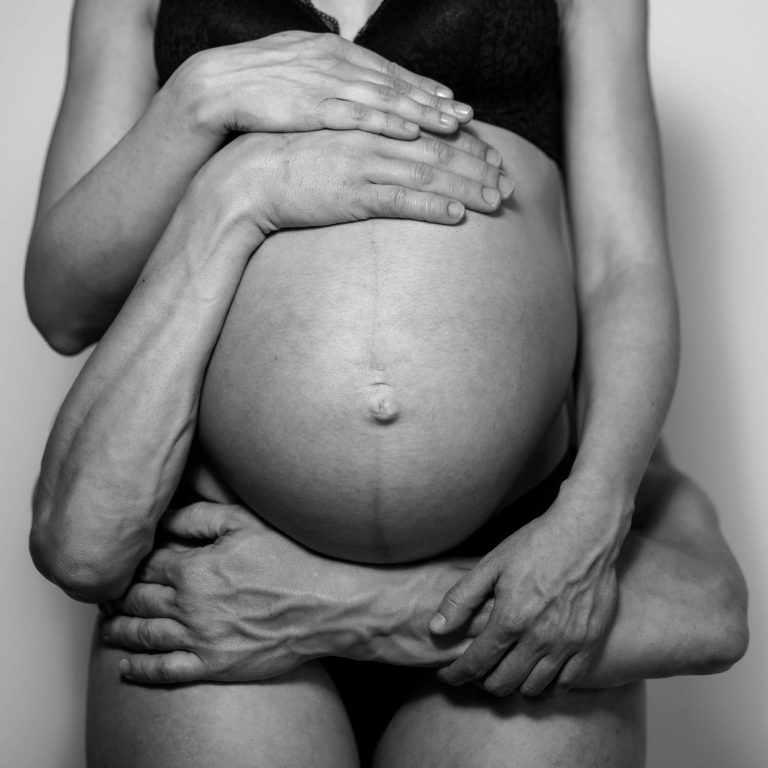 Foto de una pareja durante el embarazo tomada por el fotógrafo de retratos