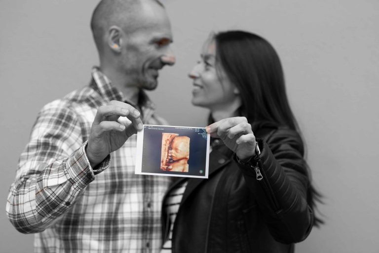 Pareja y la ecografía de su bebé retratada por el fotógrafo de retratos
