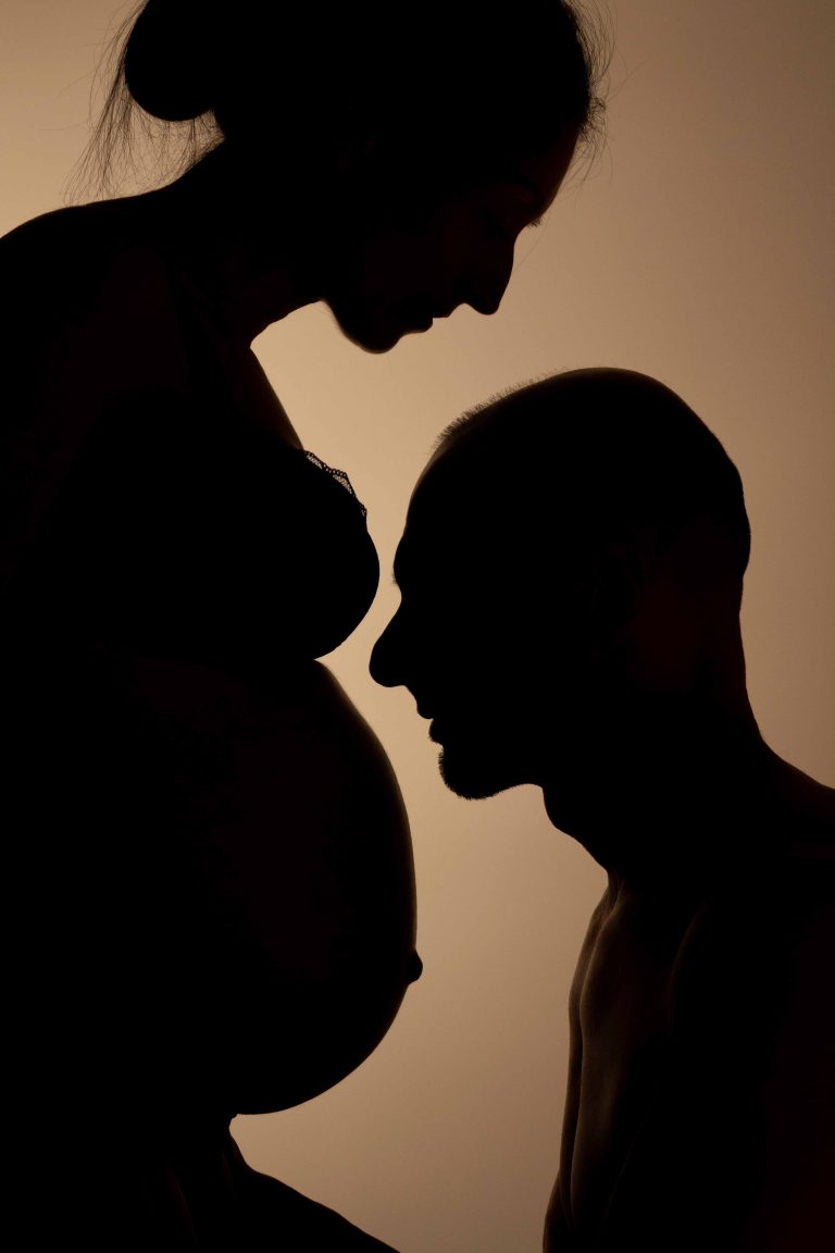 Siluetas de una pareja embarazada tomada por el fotógrafo de retratos